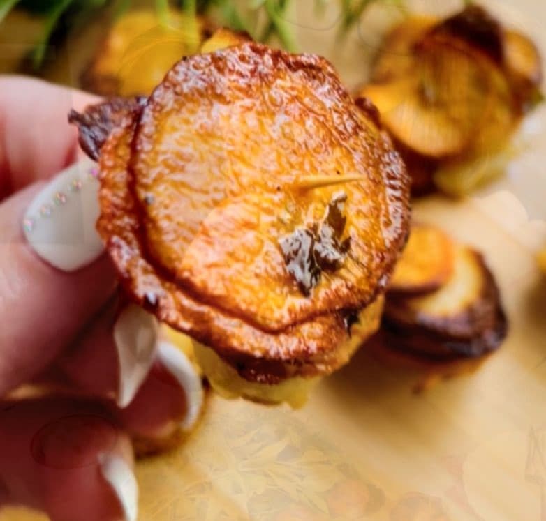 פרוסות בטטה ותפוחי אדמה בתנור