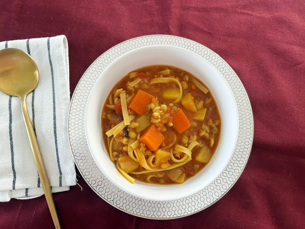 מרק גריסים וירקות עם נודלס