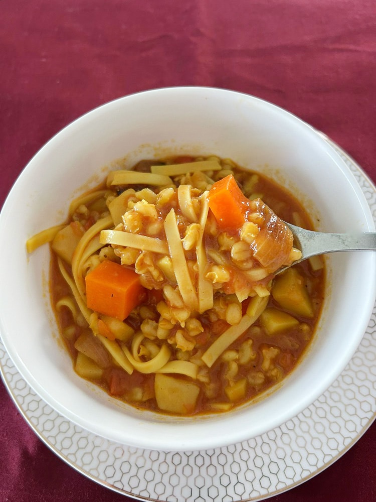 מרק גריסים וירקות עם נודלס