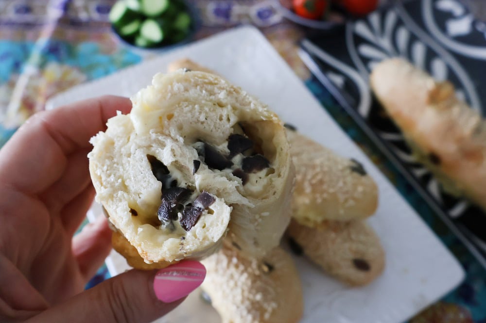 בייגלה ירושלמי ממולא גבינות וזיתים