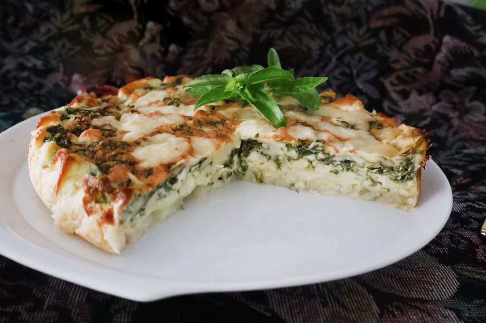 פשטידת גבינות ותרד על תחתית תפוחי אדמה