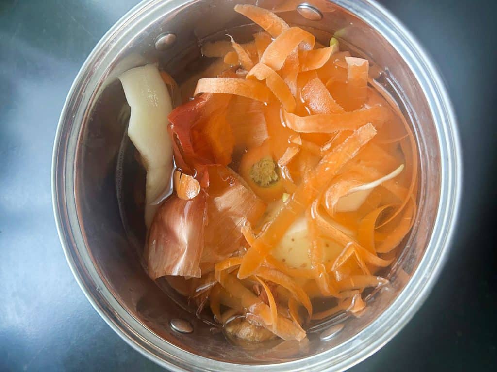 ציר למרק מקליפות ירקות