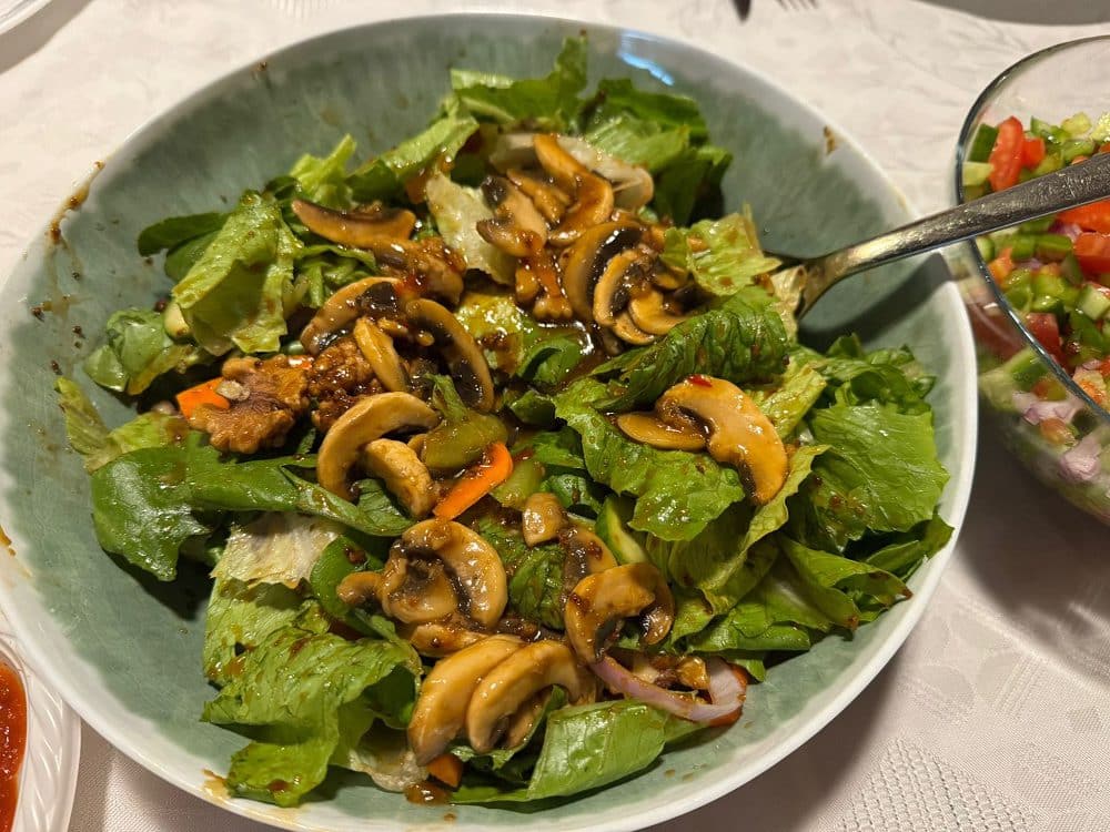 סלט חסה עם פטריות ואגוזים