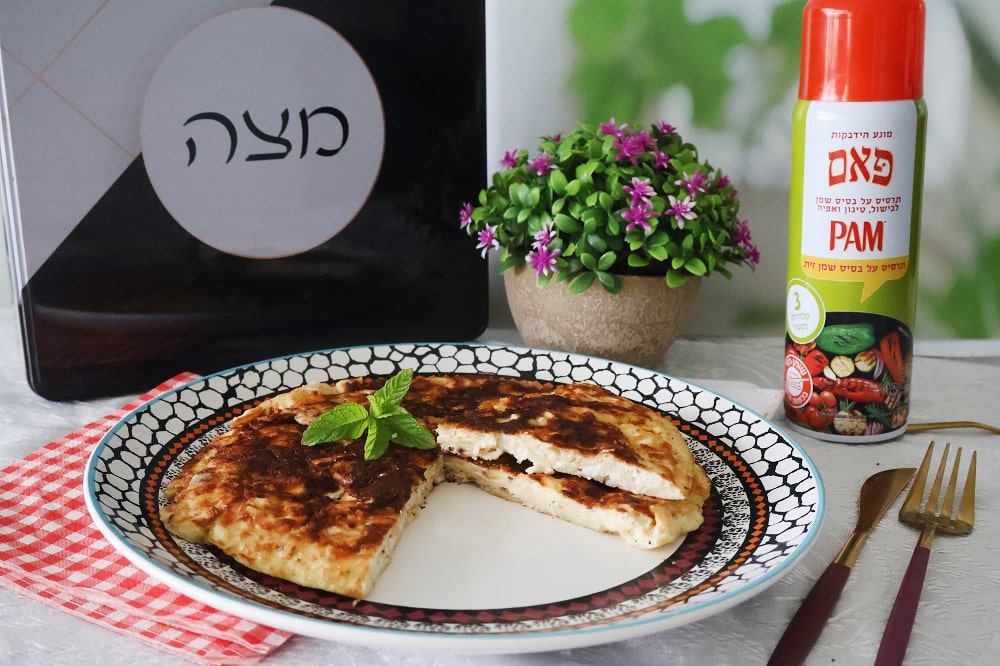 מצה בריי עם גבינות על מחבת