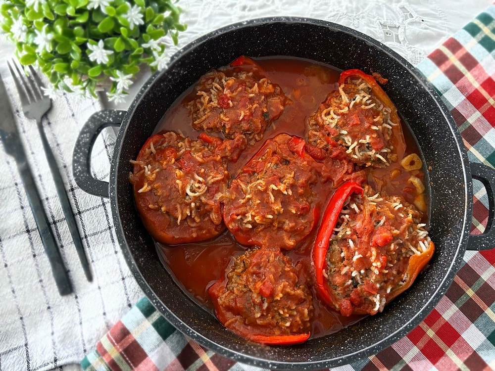 חצאי פלפל ממולא בבשר ואורז