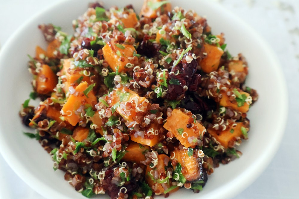 סלט קינואה אדומה ובטטה