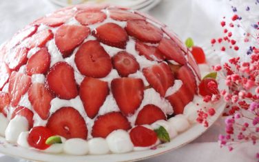 עוגת בומב תותים עם מוס גבינה עוגת בומב תותים עם מוס גבינה